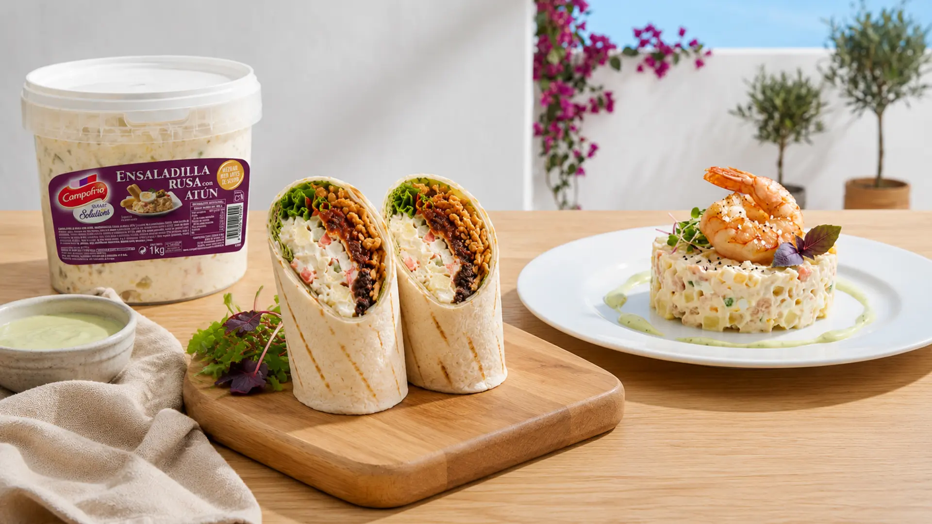 Ensaladilla-rusa-en-mesa-mediterranea
