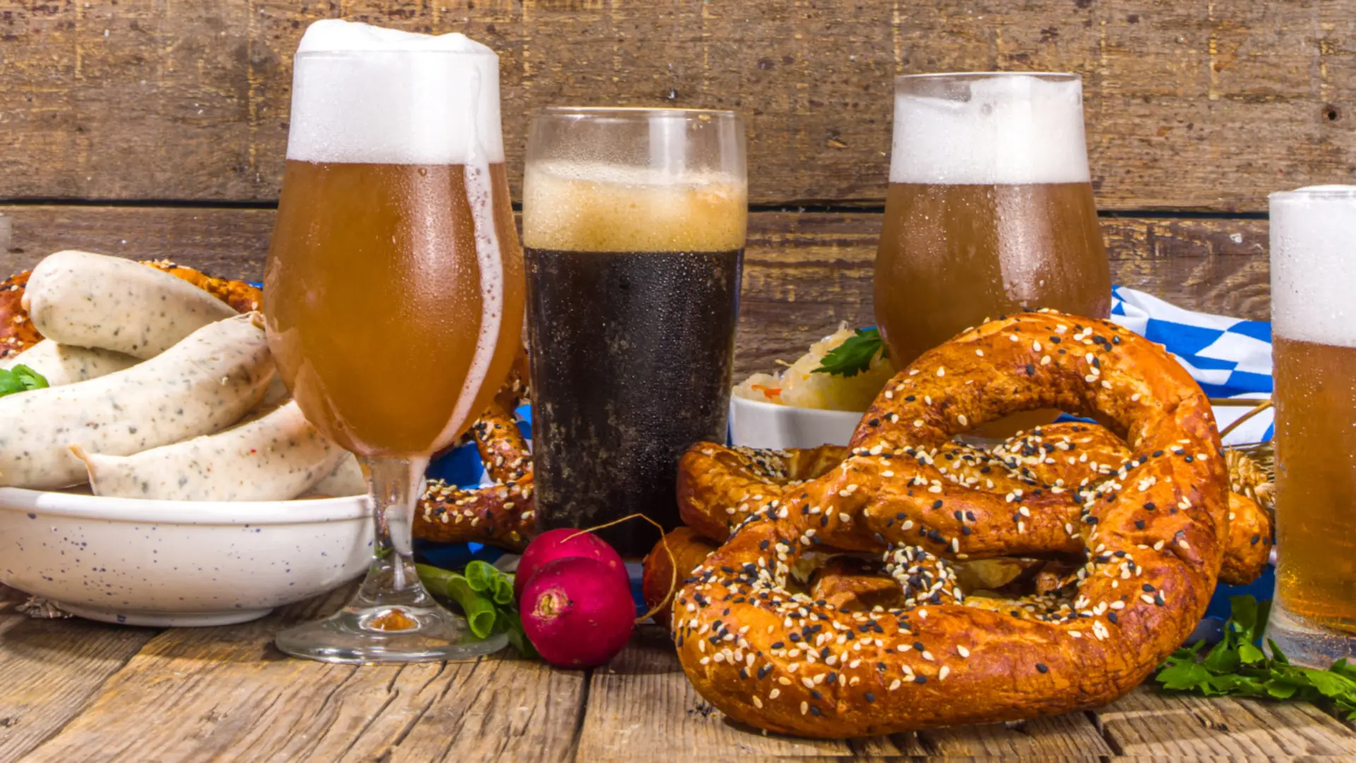 Celebra la Oktoberfest 2023 con fantásticos perritos