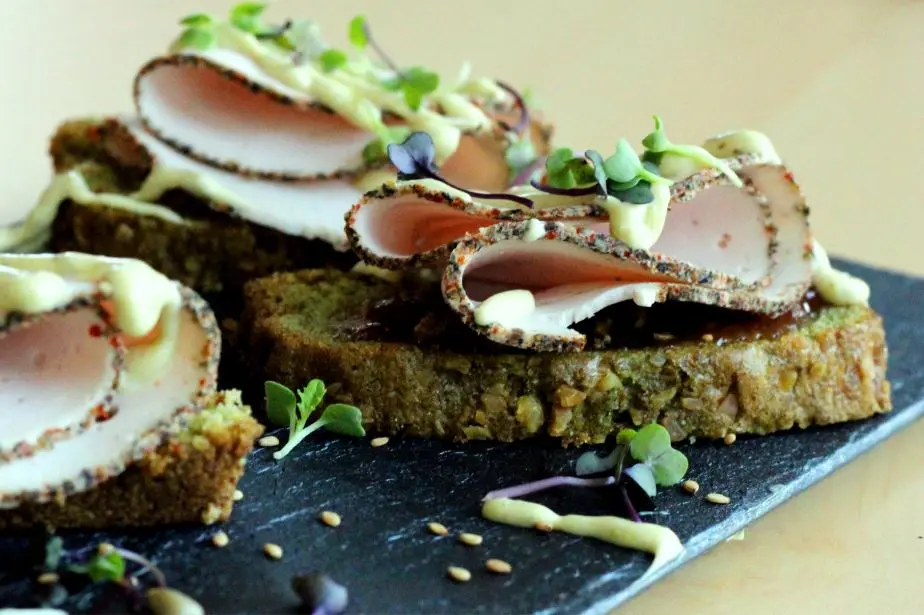 Brushetta de Pan de Matcha y Vegalia