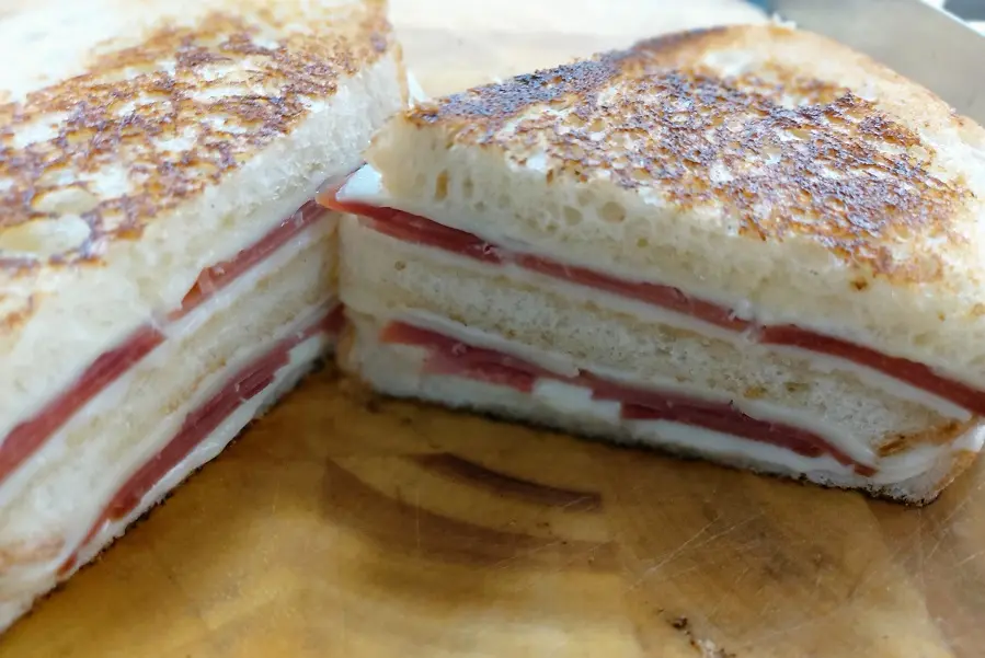 Sandwich Bikini iberico