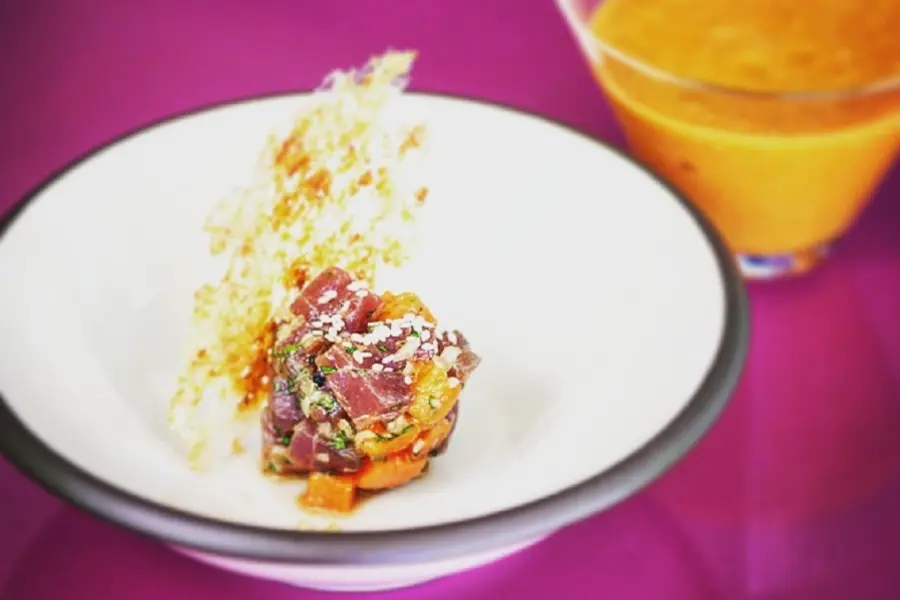 receta_Salmorejo_con_Tartar_de_Atún_y_Papaya