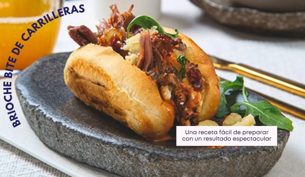Brioche relleno de carrilleras de ternera desmechadas con salsa